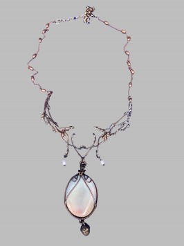 Амулет с серым камнем