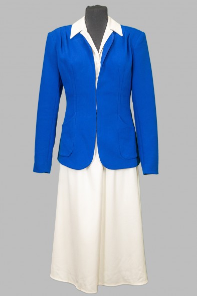 Синий пиджак с белым платьем