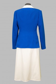 Синий пиджак с белым платьем
