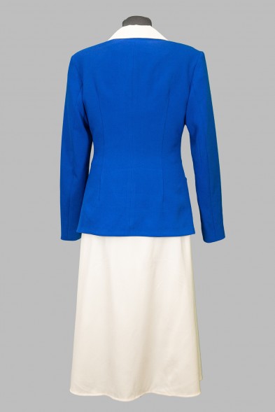 Синий пиджак с белым платьем