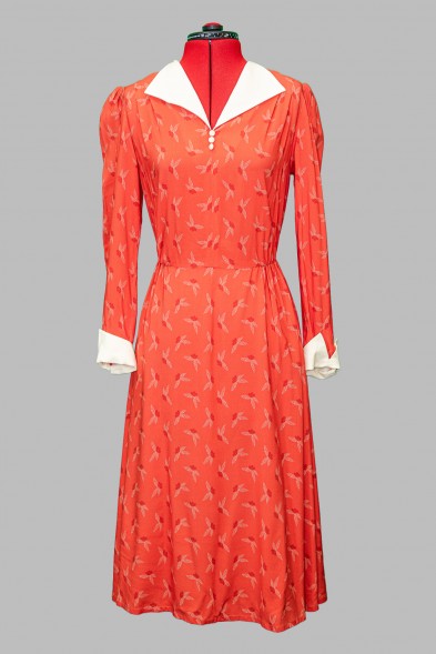 Платье коралловое с белым воротничком