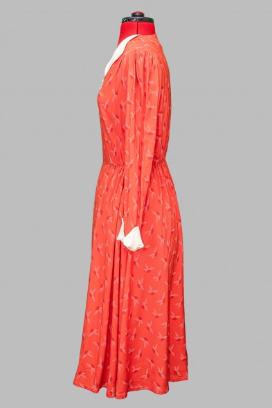 Платье коралловое с белым воротничком