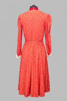 Платье коралловое с белым воротничком