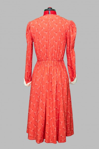 Платье коралловое с белым воротничком