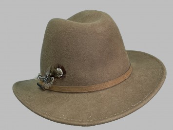 Шляпа фетровая коричневая с пером																														