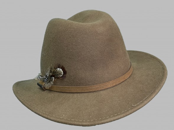 Шляпа фетровая коричневая с пером																														