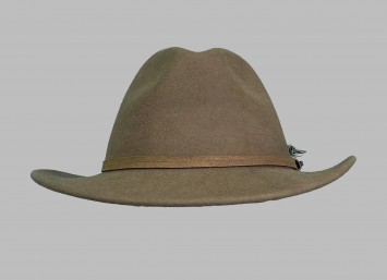 Шляпа фетровая коричневая с пером																														