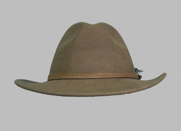 Шляпа фетровая коричневая с пером																														