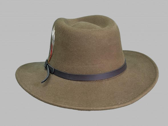 Шляпа фетровая коричневая с пером																														