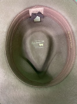 Шляпа фетровая коричневая с пером																														